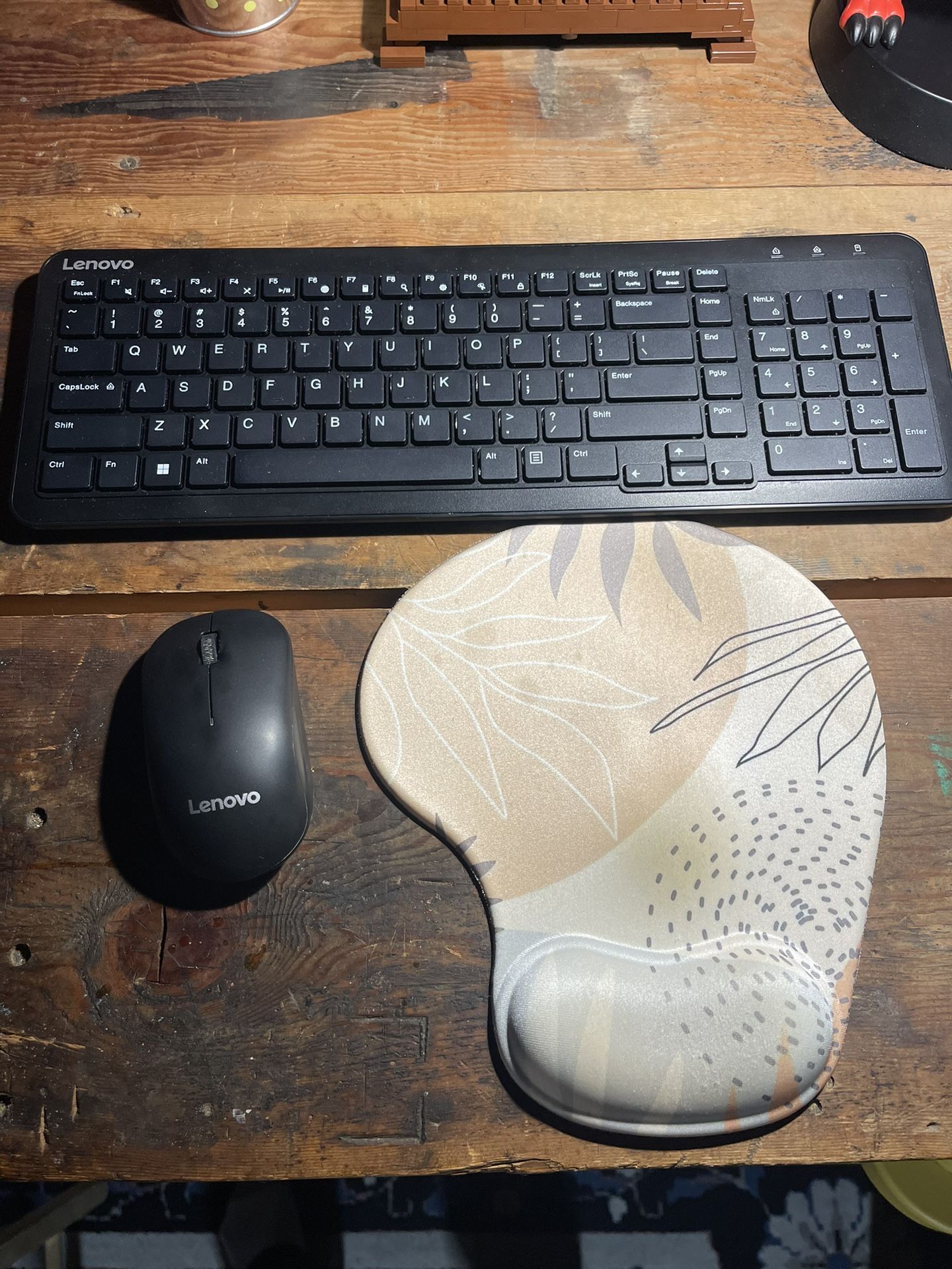 Lenovo 300 Wireless Combo Keyboard and Mouse  and Mouse Pad