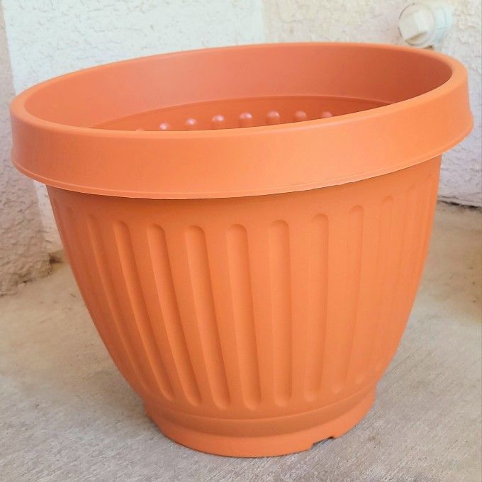 NEW  XL Plastic Pots