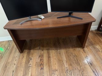 Executive Desk (monitors Not Included )- Excellent Condition