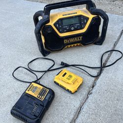 DEWALT 20V MAX Compact Cordless Bluetooth Radio