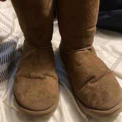 Woman’s U G G Winter Boots Size 8. 