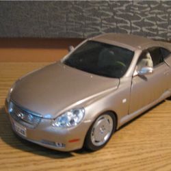Maisto Special Edition 1:18 Lexus SC 430 Gold die-cast model for