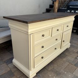 Munire Dresser 