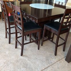 Dining table and 5 Chairs