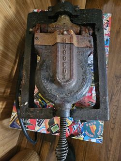 🎯 Vintage Cast Iron Ruggedi Waffle Iron

💵 $40