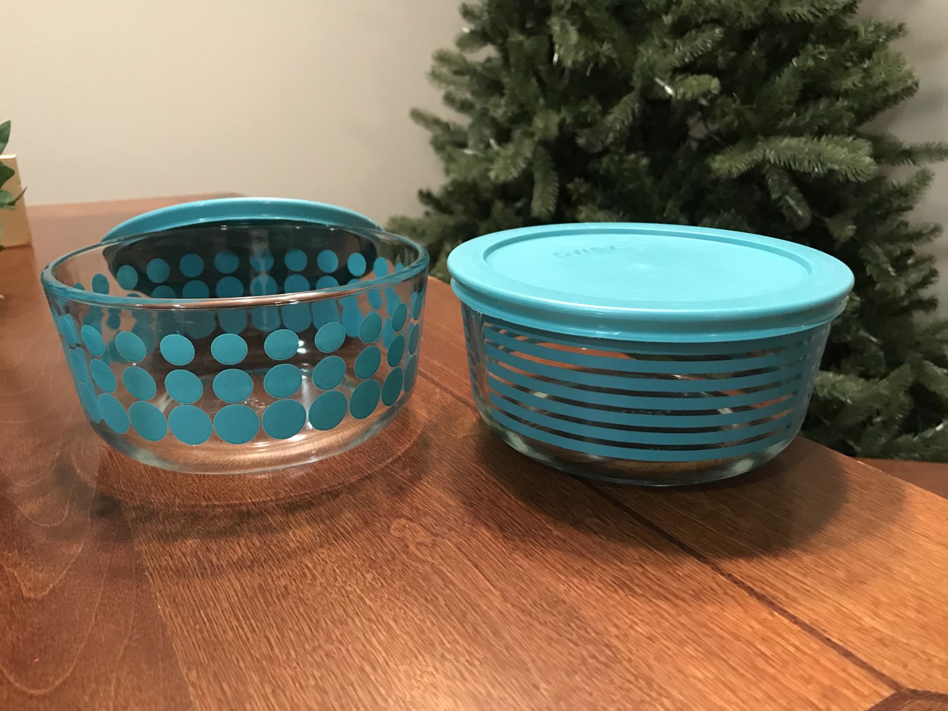 4 Pyrex glass bowls with lids