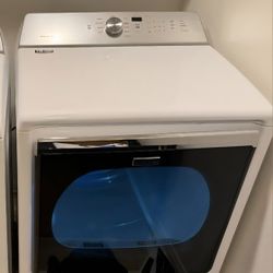 MAYTAG GAS DRYER 110 V  HEAVY DUTY EXCELLENT CONDITION 