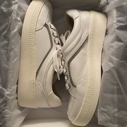 New In Box Vaneli Women’s Yoela Sneaker Size 6.5