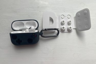 Apple AirPods Pro [2nd Generation] (Right Ear Bud, Sizing Tips & Charging Case with Game Controller Keychain Holder)
