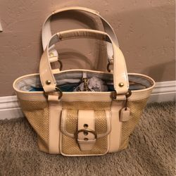 Coach •• Purse 👛 Perfect For The Summer • Or Vacation • 🏝 