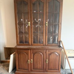 Wood China Hutch In Excellent Condition 