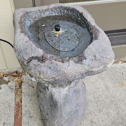 BIRD BATH / WATER FOUNTAIN