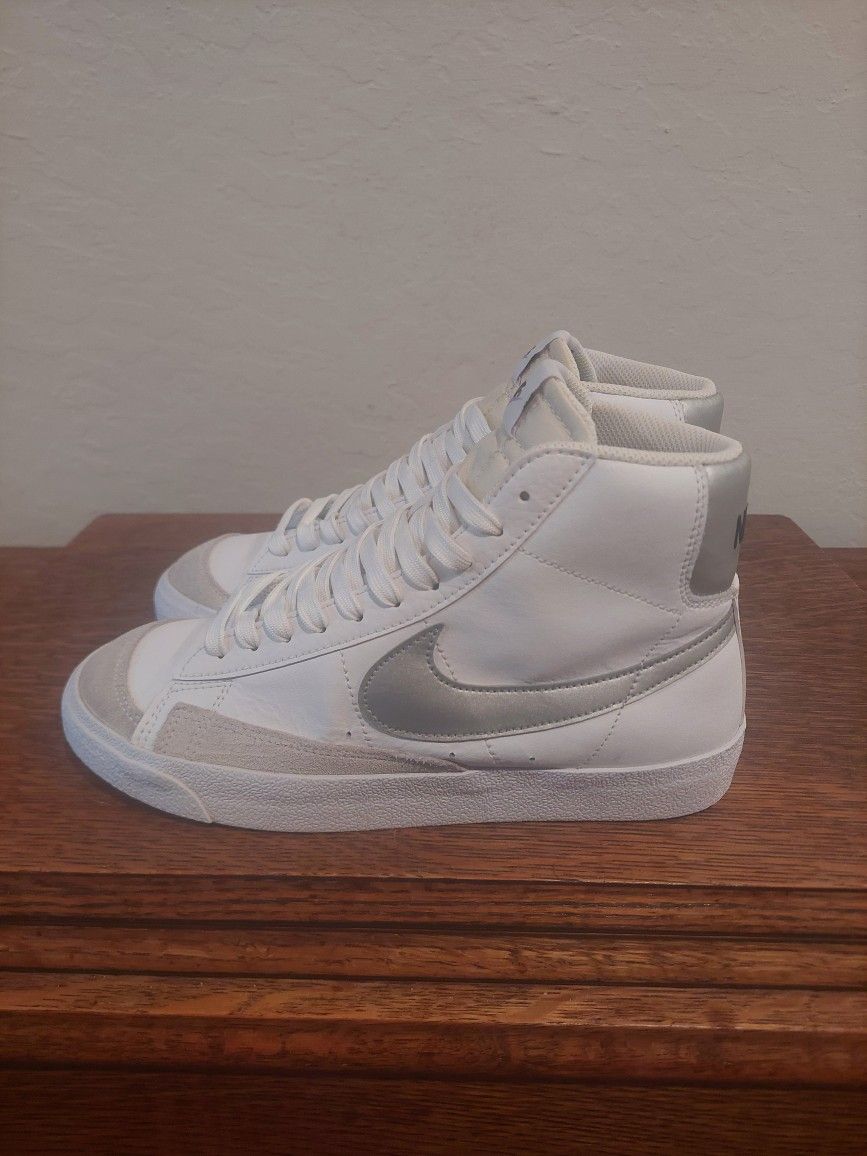 Nike Blazer Mid 77 GS White Metallic Silver Fashion Sneakers
Men's Size 7Y