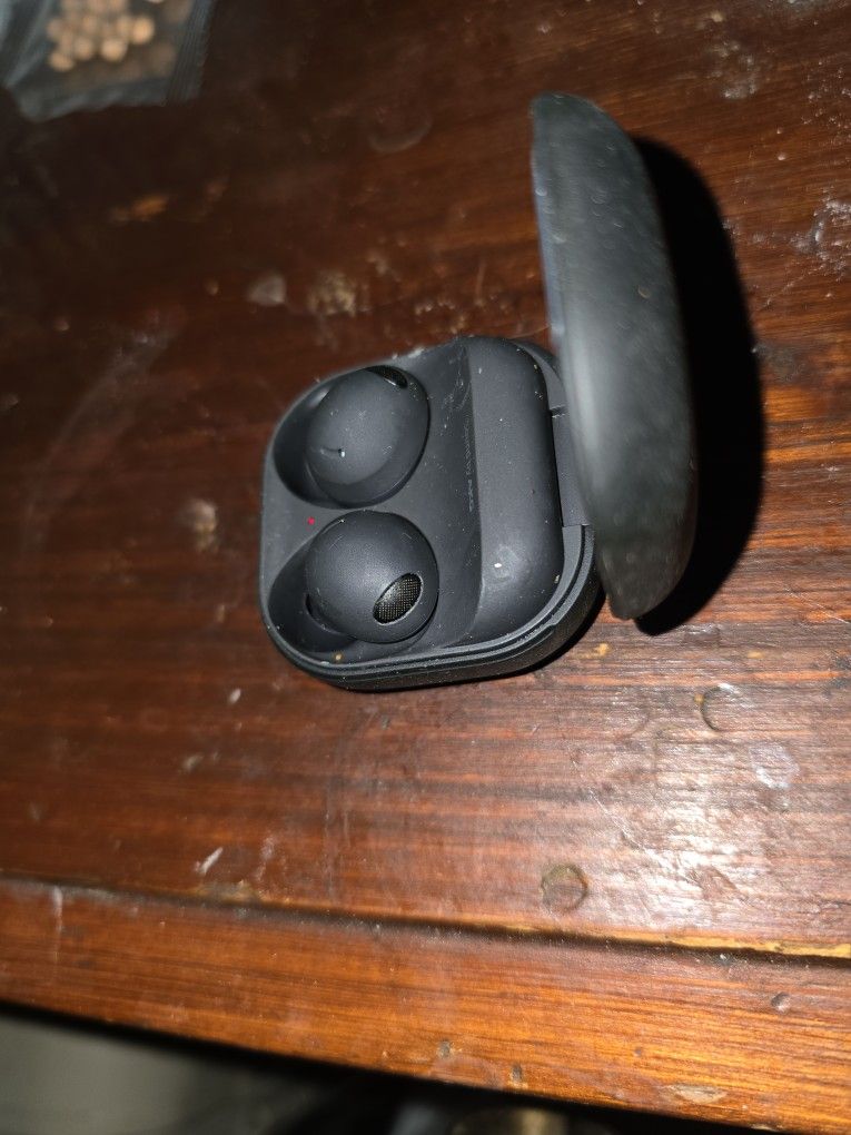 Samsung earbuds Make offer.