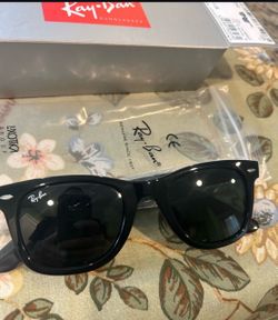 Ray-Ban Wayfarer Sunglasses Black