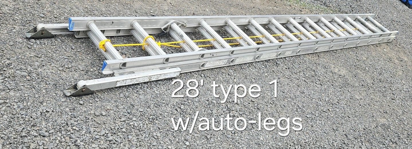 28' Werner ladder-type 1(250#)-w/auto adjust legs