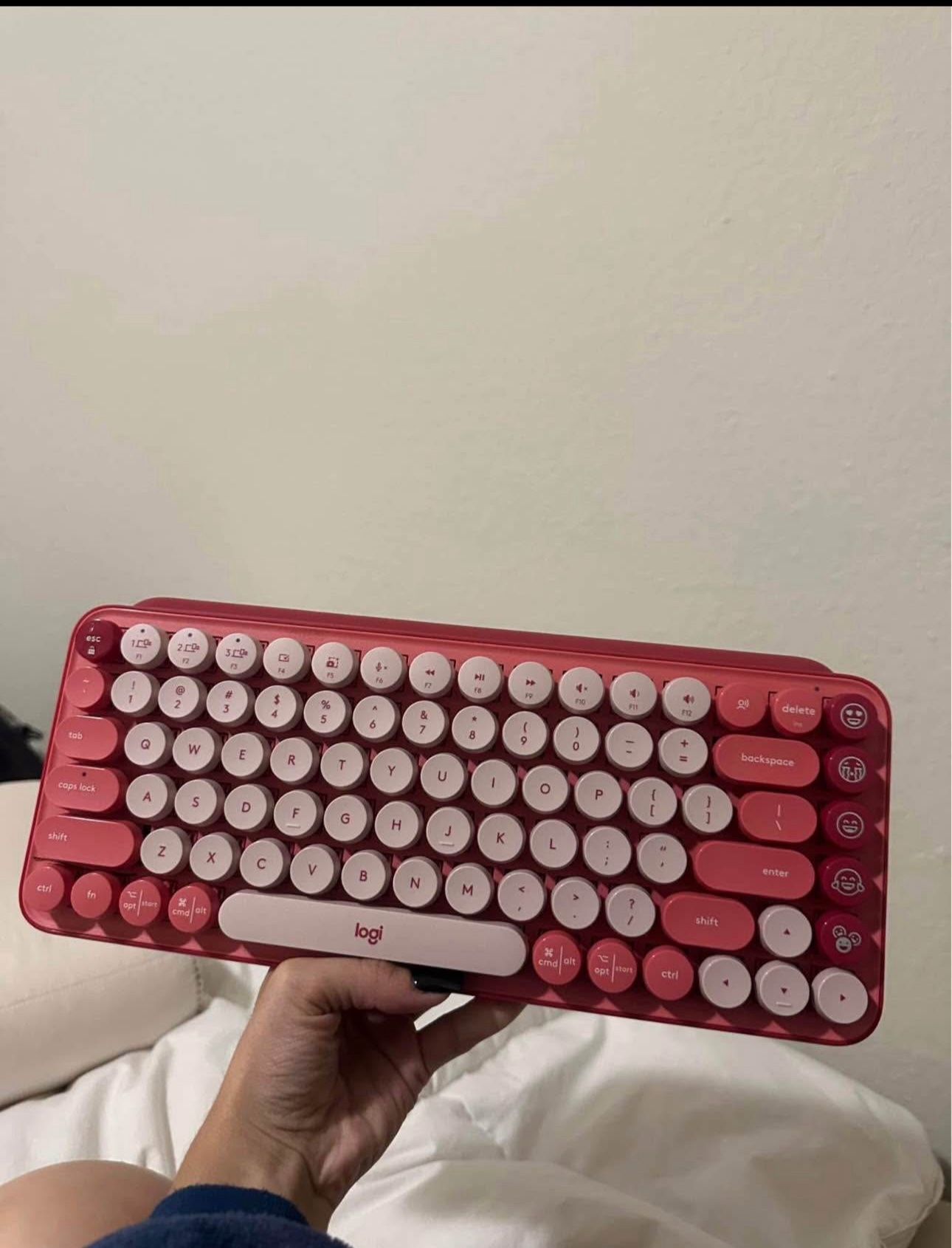 Wireless keyboard with changing keypods