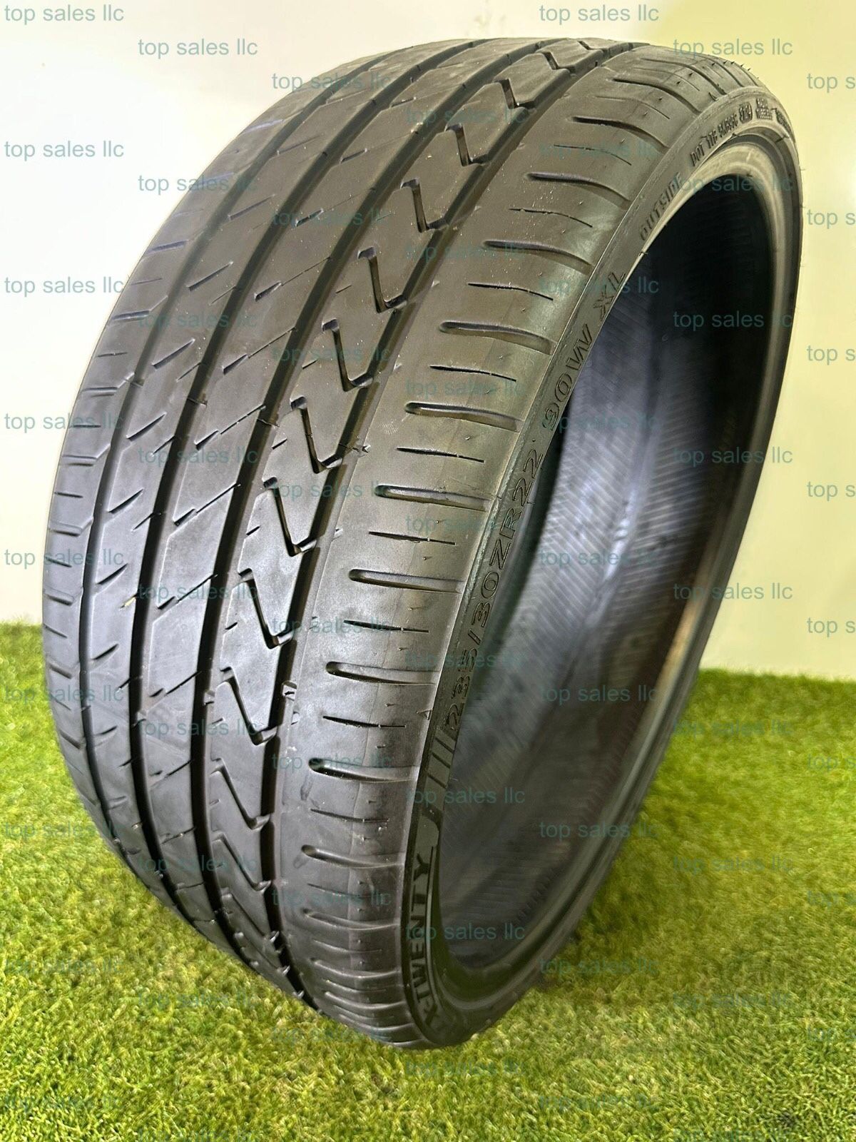 U563  235 30 22 90W  Lexani  LX-Twenty  One Used Tire 80% Life 