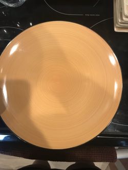 Black and yellow Plate set