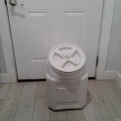Pet's food Container  Can Hold 60 Pounds 