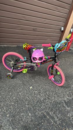 Little mismatched bike w training wheels and cute cat helmet