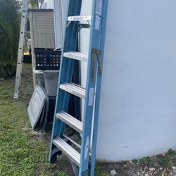 6 FOOT FOLDING LADDER 
