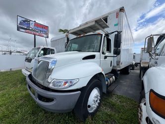 2016 International 4300 26’ box truck