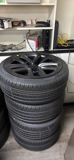 21” OEM Tesla Model S 2021+ End Up Rims  End Good Year  Tires 265/35/21, 295/30/21