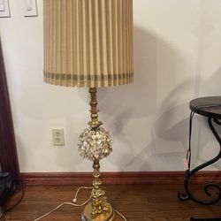 Vintage brass and porcelain rose lamp in Good Working condition