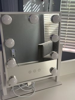 Hollywood Vanity Mirror with LED Bulbs