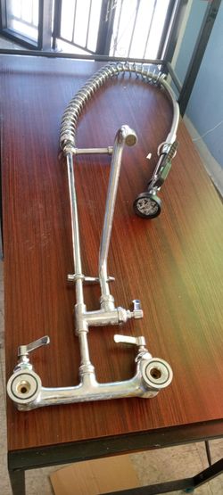 Commercial pre rinse faucet