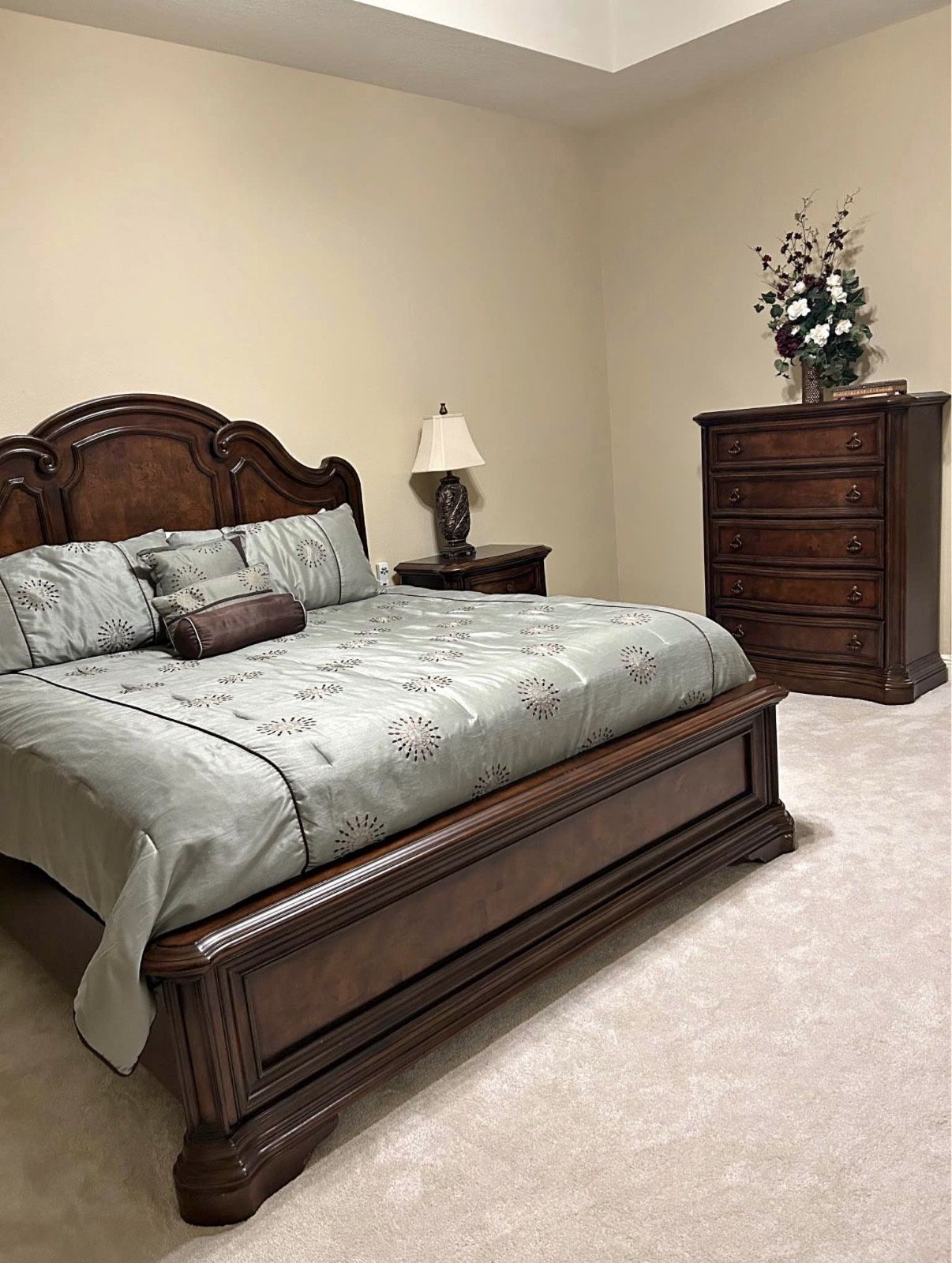 Elegant King Bedroom Suite – 6-Piece Solid Wood Complete Set – Free Mattress Included