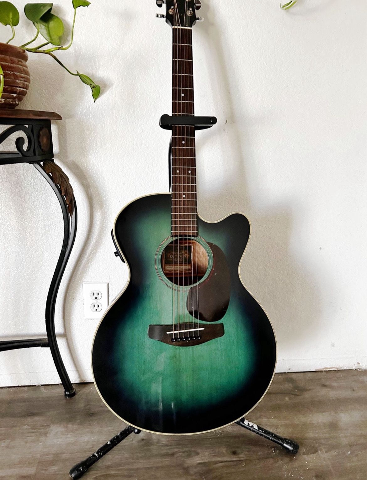 YAMAHA/ACOUSTIC ELECTRIC Guitar $385