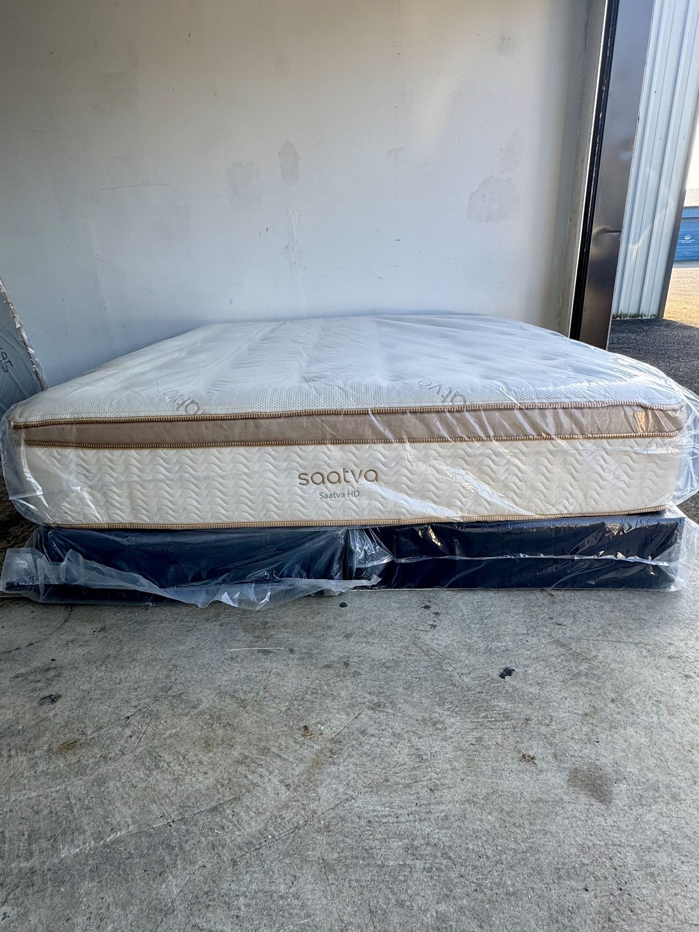 Saatva HD King Mattress - Delivery Available!