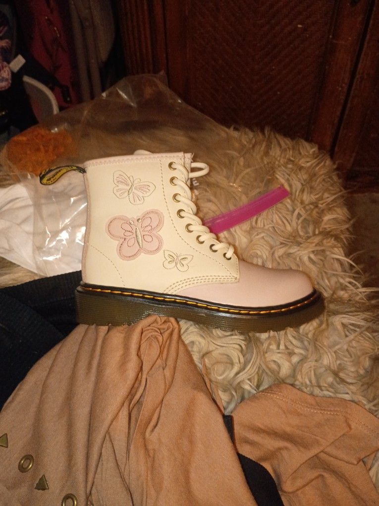 Doc Martins Junior 1460
Butterfly Leather Boots