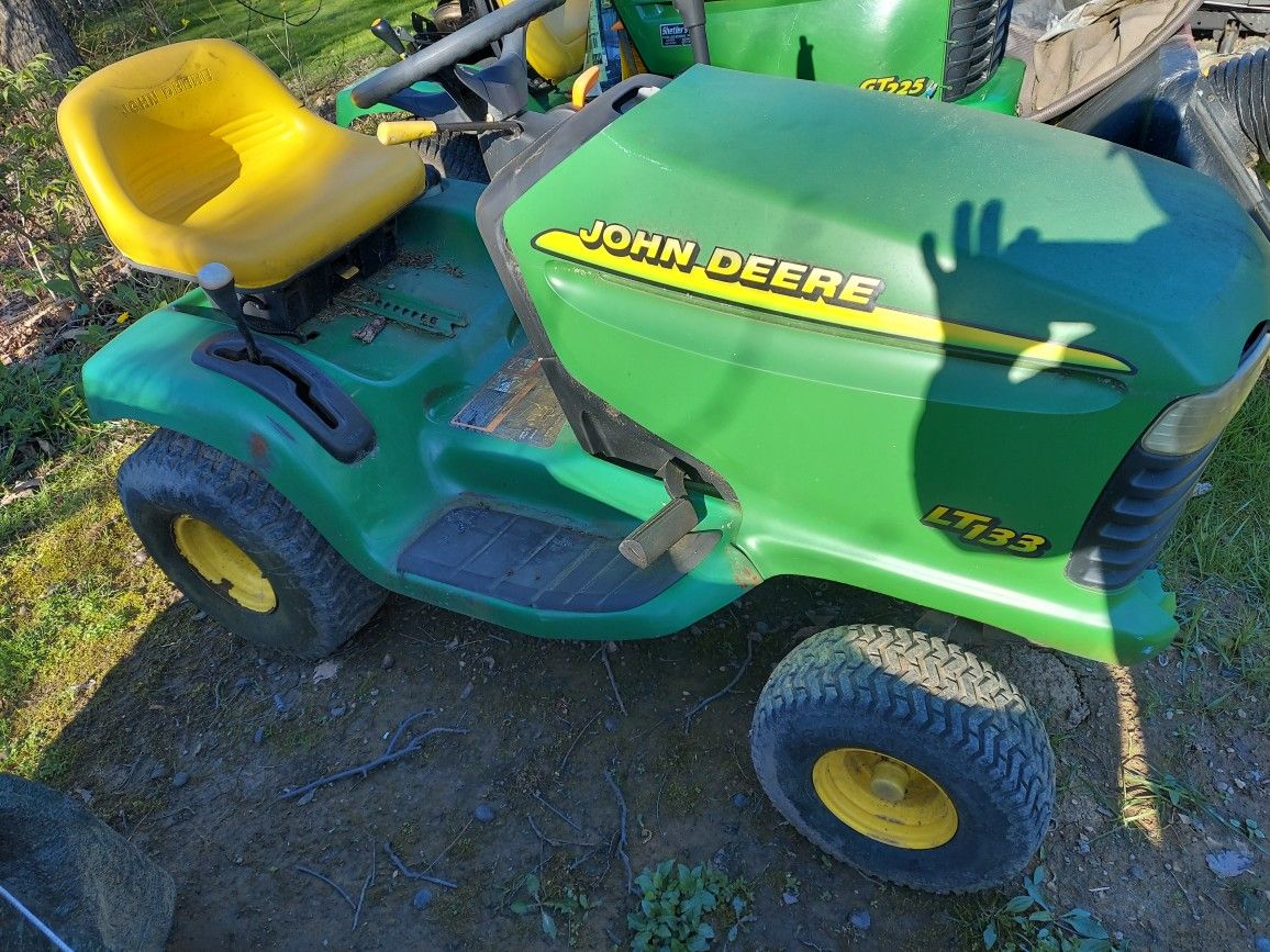 John Deere LT133