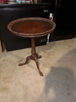 Pie Crust Table