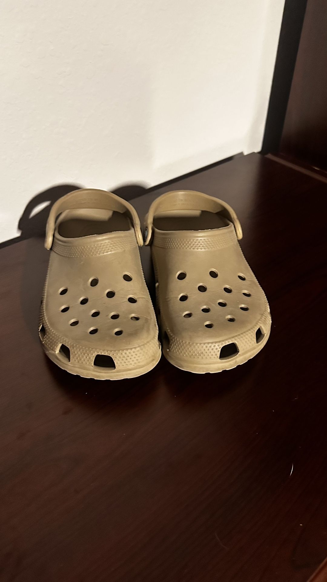 Score These Tan Crocs (Size 7-9) – Lightweight & All-Purpose Clogs