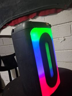 Bluetooth speaker with microphone outlet