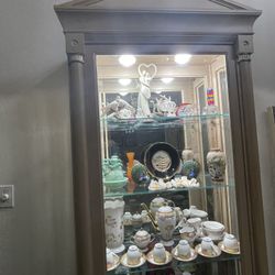 Ethan Allen Curio with 4 glass shelves 