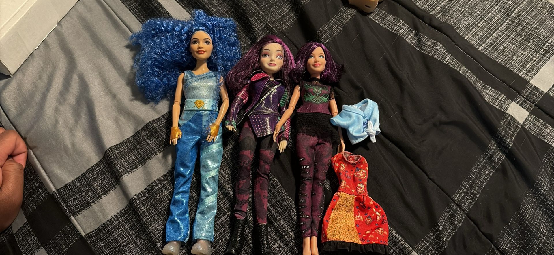 Descendants/Barbie Doll Lot