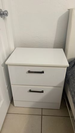 Cama King con mesitas de noche oferte