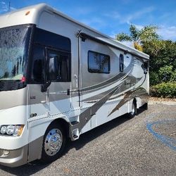 2010 Winnebago Adventurer 32h - 32'10"