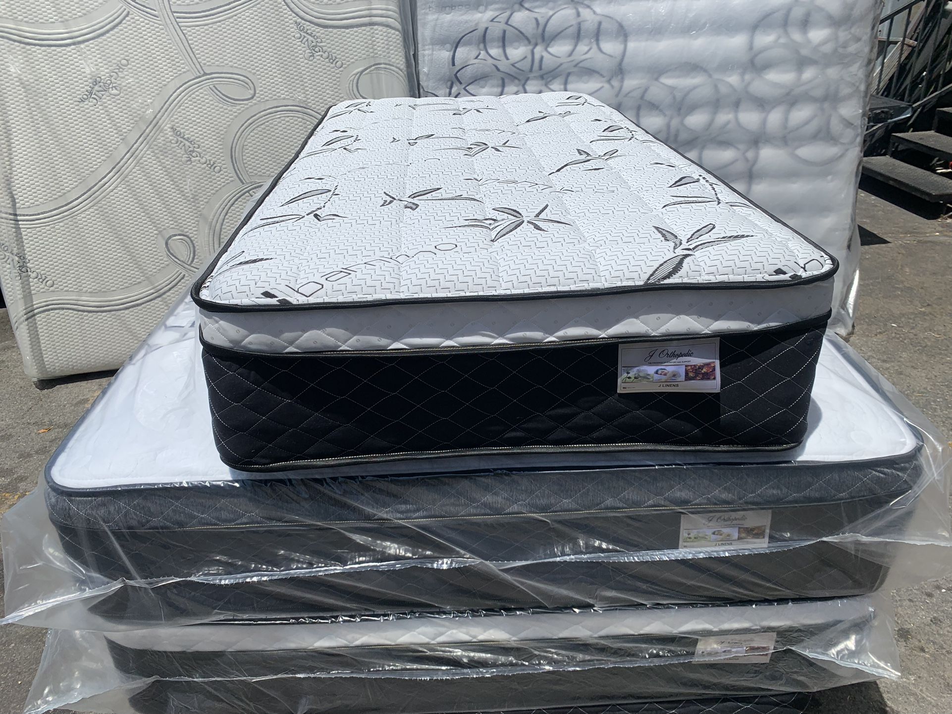 ✨Mattress Pillow Top All Sizes ✨ 🔹12” inches tall 🔹All sizes 💠Queen sizes $200 💠Full sizes $180 💠Twin sizes $150 💠Cal king $330 💠E. King $330