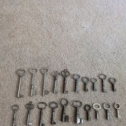 20 Antique Skeleton Keys