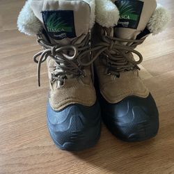 Itasca Size 6 Woman’s Snow Boots