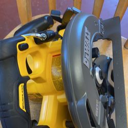  FLEXVOLT 60-Volt MAX Cordless Brushless 7-1/4 in. Circular Saw with Brake (Tool-Only)