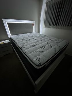 Queen size bed frame new in a box mattress included  we offer same day delivery   Cama Queen size Nueva en Caja Colchon. Incluido entregamos a domicil