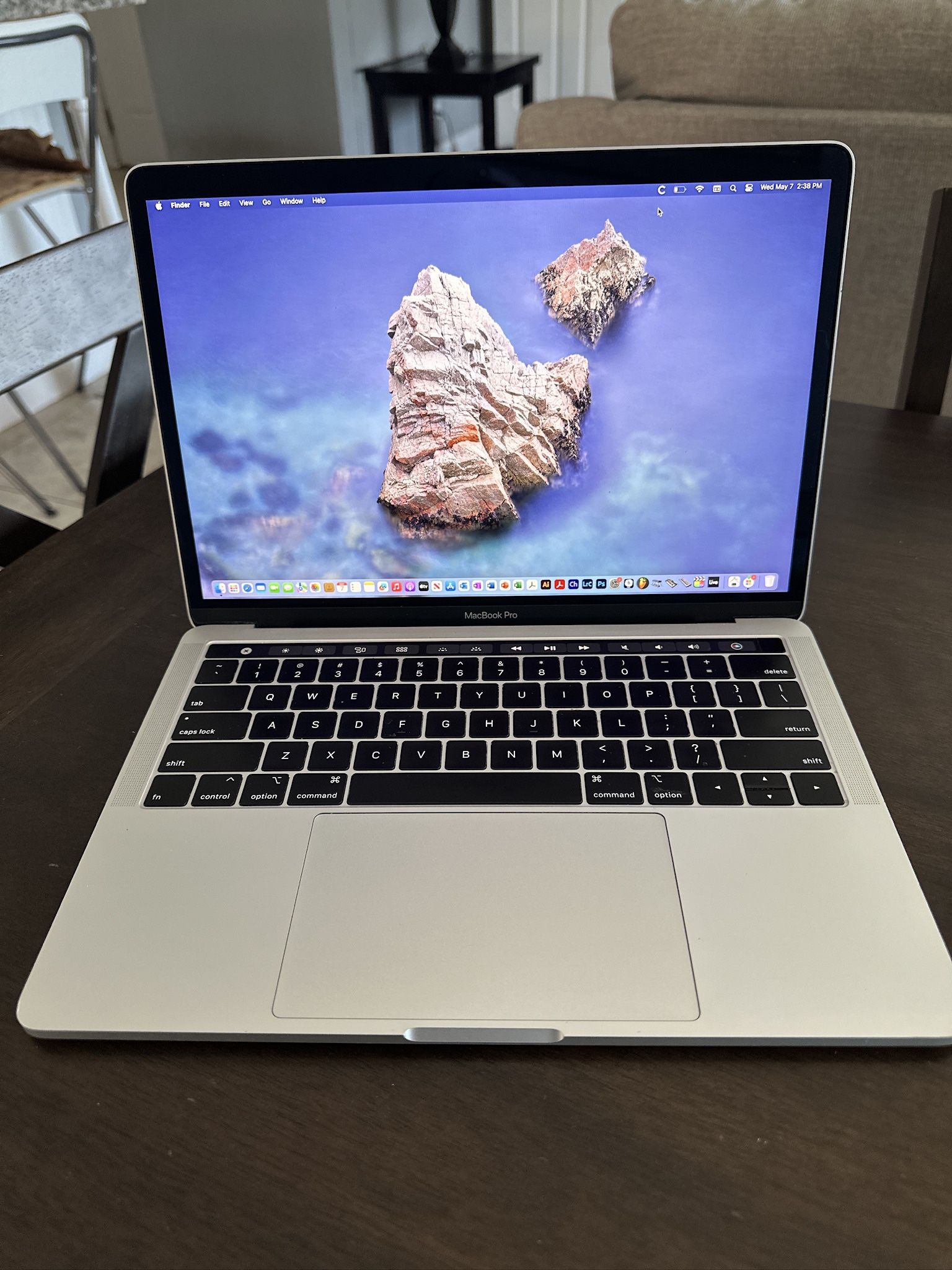 APPLE MACBOOK PRO 13” FOUR THUNDERBOLT 3 PORTS i7 @ 2.8GHZ 16GB RAM 500GB!! LOADED!