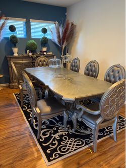 Seating of eight dining set and hutch good condition